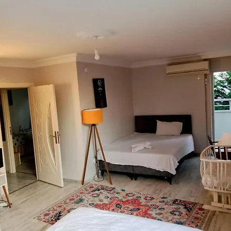 Bed and breakfast Ahmet Teacher Hotel, 6 Minutes From The Airport